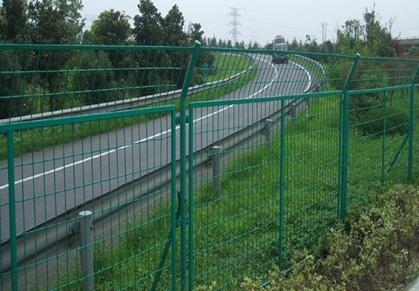 高速公路护栏网.jpg 高速公路护栏网.jpg