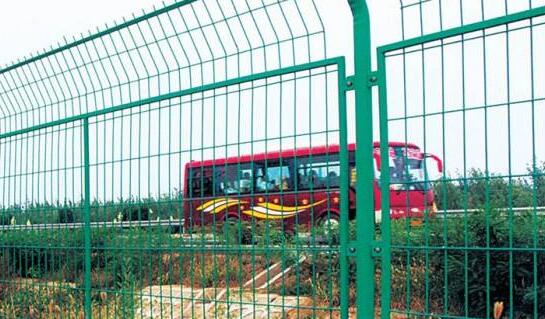 高速公路护栏网.jpg 高速公路护栏网.jpg